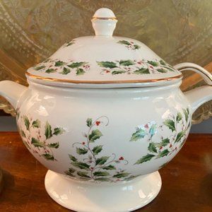 H home for the holiday soup tureen with ladle ( New with box)